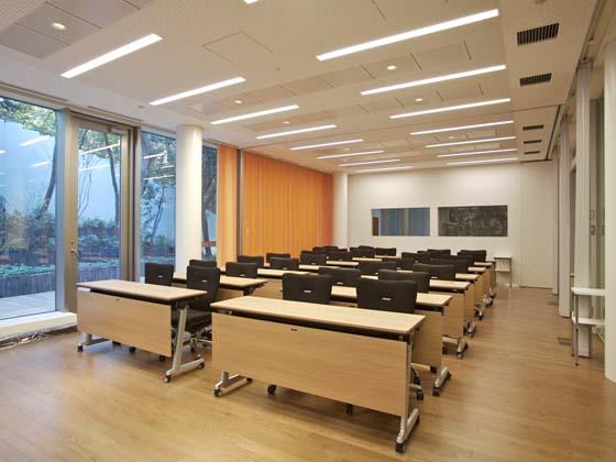 Ambassade de France au Japon/【Multipurpose room】The multipurpose room also contains a library. 