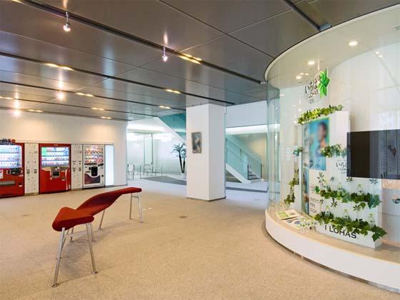 Coca-Cola West Co., Ltd./【Entrance】The lobby space allows people to view information from distinctive benches.