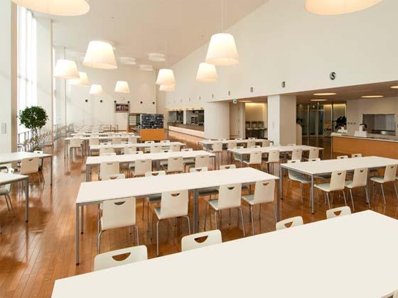 Coca-Cola West Co., Ltd./【Cafeteria】The large cafeteria with a vaulted ceiling exudes cleanliness and warmth.