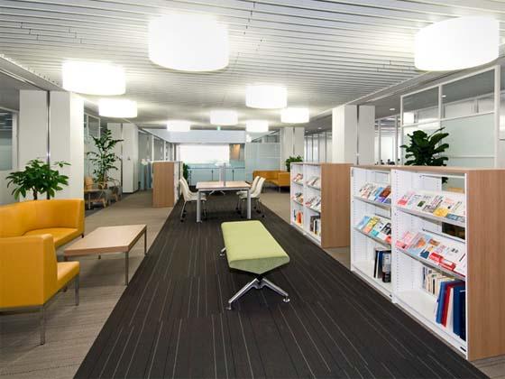 Coca-Cola West Co., Ltd./【Library area】A laid-back space that allows people to gather information while relaxing in sofas.
