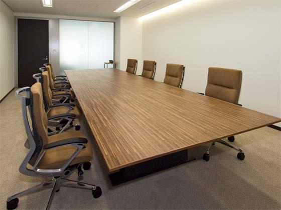 Coca-Cola West Co., Ltd./【Reception and meeting rooms】The table, made from a large, single slab of wood, gives the space a high-end feel.