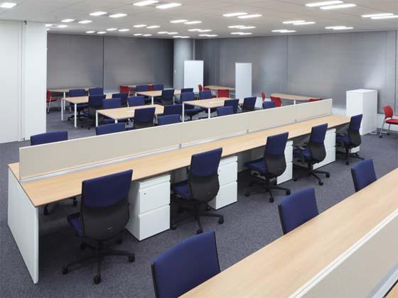 Meiko Network Japan Co., Ltd./【Office area】The address-free seating by the windows are comfortable and used often. 