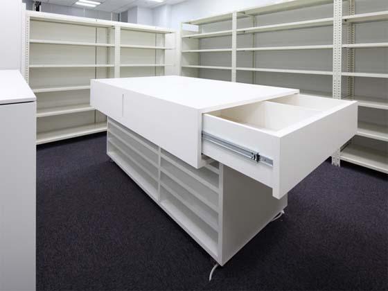 Meiko Network Japan Co., Ltd./【Storage and work area】The movable work desks contain built-in storage for posters, pen stands and rulers.