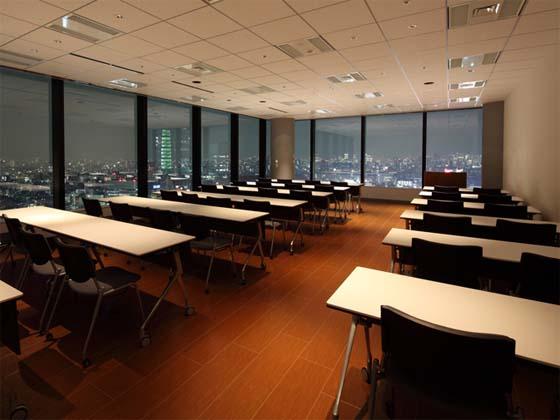 Meiko Network Japan Co., Ltd./【Training and multipurpose area】The lighting reduces glare off the windows, so partygoers can enjoy the Shinjuku cityscape at night. 