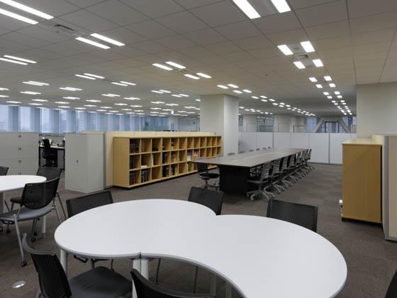 General Materials Manufacturer/【Communication area】The library in the middle of the office doubles as an open discussion space.