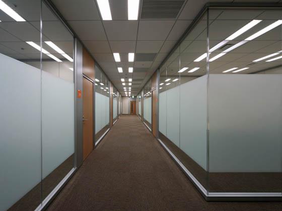 General Materials Manufacturer/【Meeting room area】The open and airy meeting room hallway in the visitors area uses glass dividers.