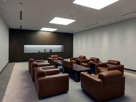 General Materials Manufacturer/【Executive area】A reception room within the executive area. The decorative walls double as storage. 