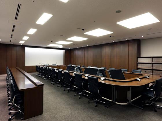 General Materials Manufacturer/【Executive area】Meetings rooms in the executive area are equipped for multimedia. The furniture pieces feature a subdued wood finish. 