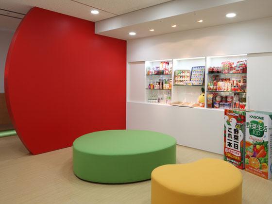 KAGOME CO., Ltd./【Entrance area】The waiting space expresses the company's corporate identity throughout the entire space.
