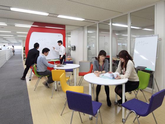 KAGOME CO., Ltd./【Communication area】Lively interaction takes place in this brainstorming space along the main corridor.