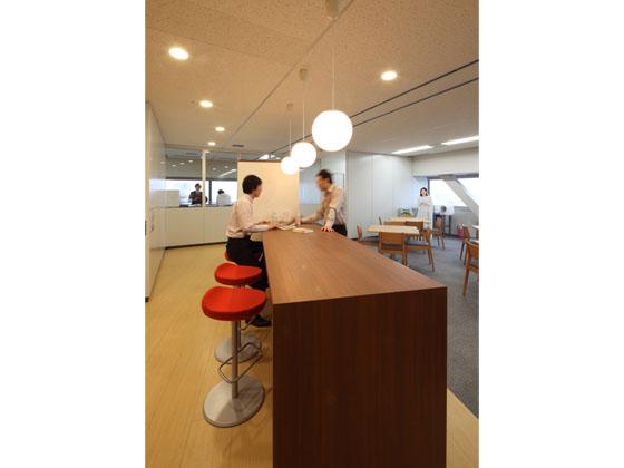 KAGOME CO., Ltd./【Break area】The salon is a place for cross-divisional communication. 