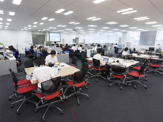 AUN CONSULTING, Inc./【Office area】There is fixed back-to-back seating and flexible, address-free seating in front.