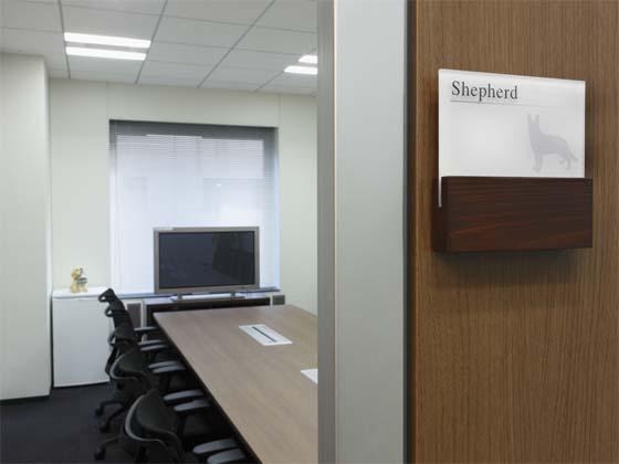 AUN CONSULTING, Inc./【Conference room】The room name signs use the names of different breeds of dogs. 
