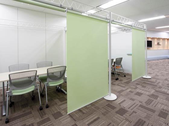 JR Tokai Corporation/【Communication area】A room-in-room discussion area.