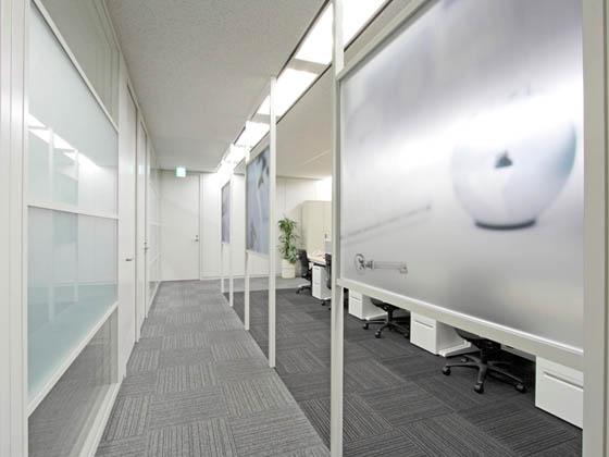 JR Tokai Corporation/【Office area】Partitions gently define lines of flow in the office. 