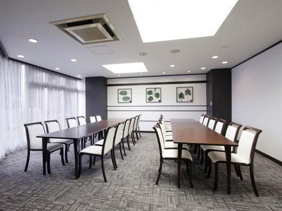 Fuji Health Country Club/【Party room】The party room, where awards ceremonies and other events are held, was remodeled with a chic, relaxed interior. 