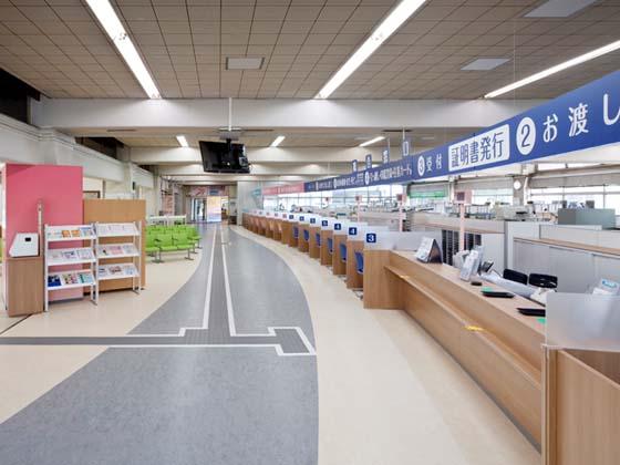 Yotsukaido City/【Service counter floor】The counters form an arc like they are accepting visitors.