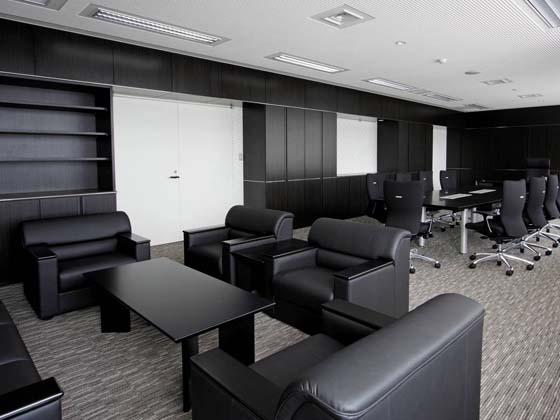 Ome City/【Executive area】The stately, modern mayor's office reflects the tones of the architecture and furnishings. 