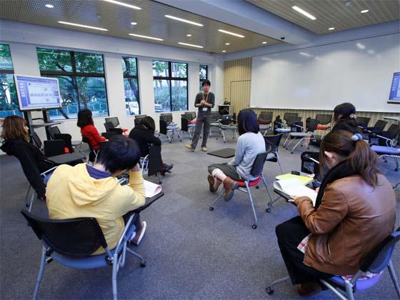 Kaetsu University/【Lecture-based learning 】Lecture-based learning Students sit in a circle to listen to instructor lectures.