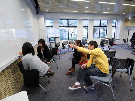 Kaetsu University/【Discussion-based learning】Discussion-based learning  Discussions are held while using the white board on the front wall.