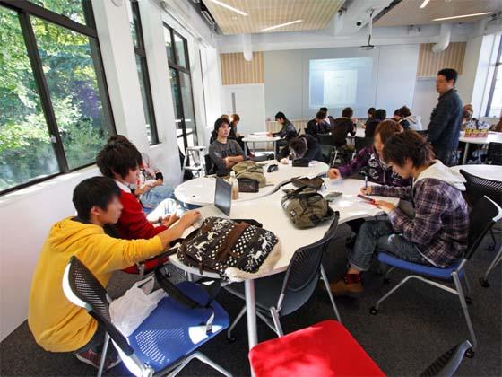 Kaetsu University/【Individual instruction】Individual instruction Supplementary instruction is provided by teaching assistants to deepen understanding.