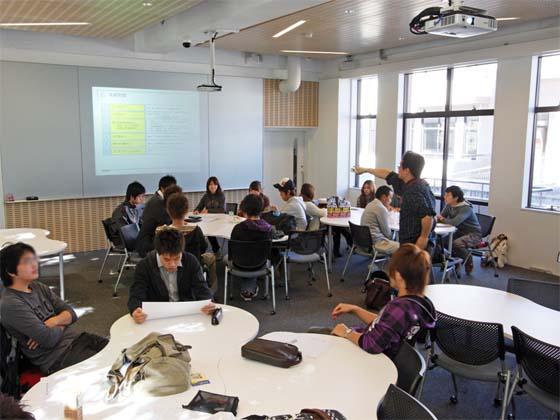 Kaetsu University/【Lectures use ICT】Lectures use ICT Using ICT devices, teachers provide instruction while walking around the entire classroom. 