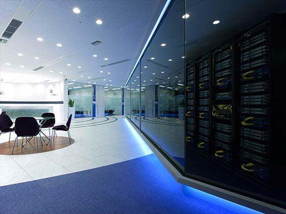 Global Knowledge Network Japan, Ltd./【Entrance and server room】The glass-walled 'Miseru' server room.