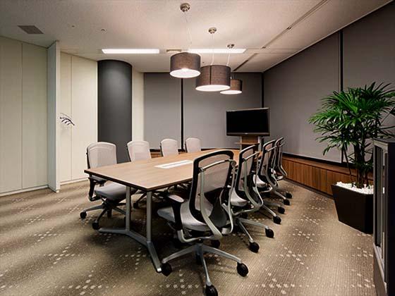 Global Knowledge Network Japan, Ltd./【'GROWTH' meeting room】Meeting rooms allows for video conferencing in a relaxed atmosphere.