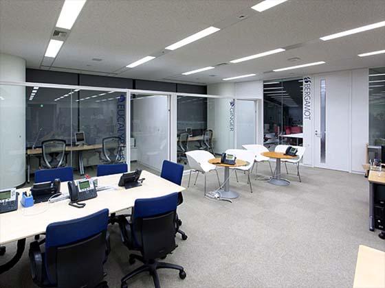 Global Knowledge Network Japan, Ltd./【Office (Concentration booth)】This open, glass-walled window booth can be used for work by two people.