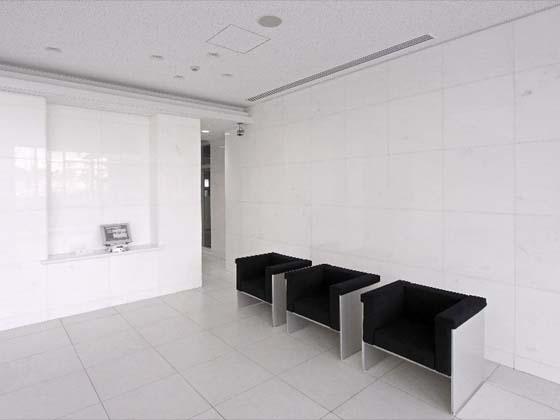 Kyowa Medical Corporation/【Entrance area】A bright, high-ceilinged, open space with a white motif