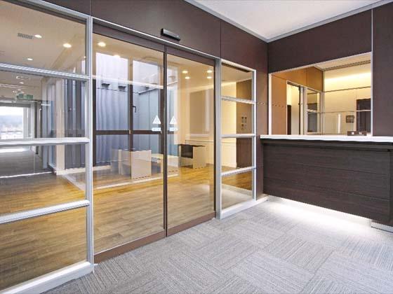 Kyowa Medical Corporation/【Executive area】Glass panels alleviate the sense of being confined while maintaining security.