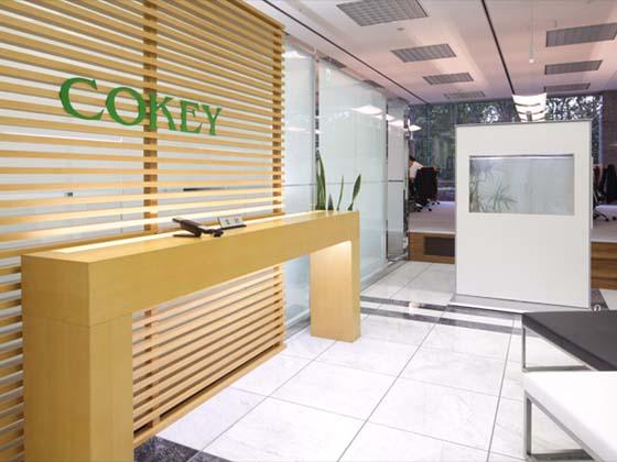 Cokey Co., Ltd./【Entrance area】(Entrance area) Produces a healing effect with an aquarium panel.