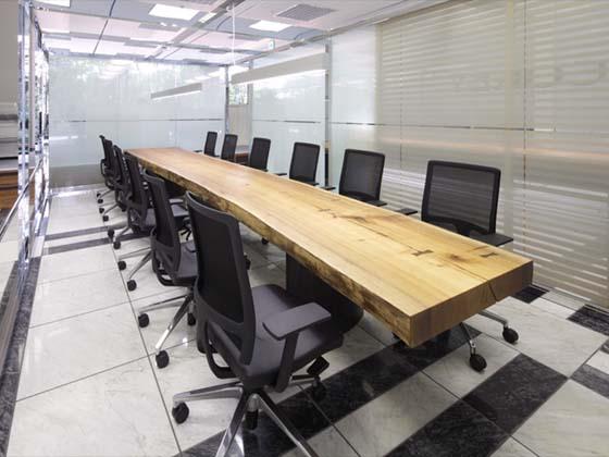 Cokey Co., Ltd./【Communication area】(Communication area) A reception table made from a single plank of muku tree which gives it warmth.