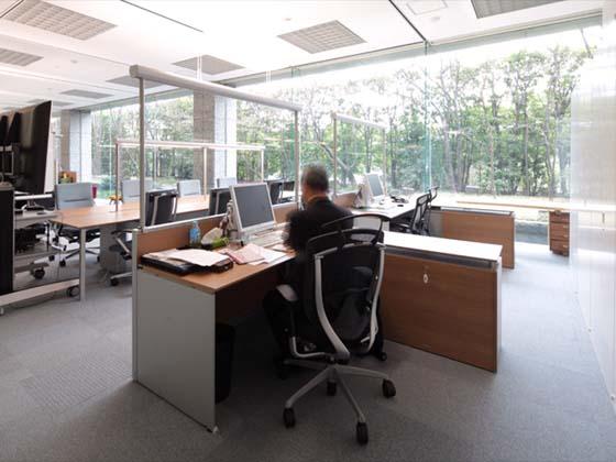 Cokey Co., Ltd./【Executive area】(Executive area) The executive seats are also open. The office area is spread out at the back of the teleconference area.