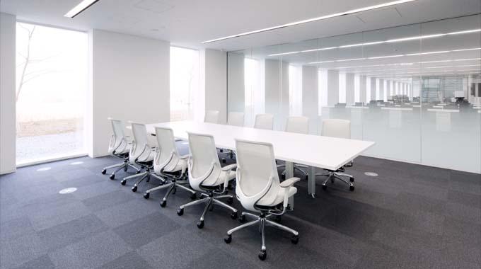 Nippon Suisan Kaisha, Ltd./【Meeting rooms】The design aims for “visualization” with the partitions between the meeting rooms and the executive offices made of glass.