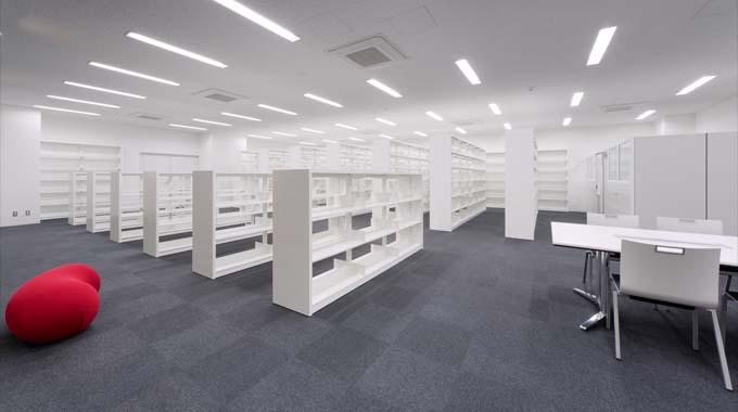 Nippon Suisan Kaisha, Ltd./【Library】A library with a color scheme based on white.
