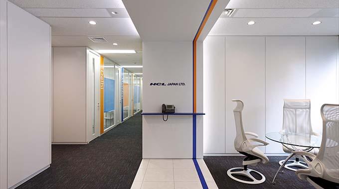 HCL JAPAN LTD./【Entrance】A reception area accenting the corporate colors.