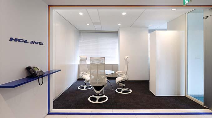 HCL JAPAN LTD./【Waiting space】A waiting space with a sense of liberation, and a color scheme that places value on white.