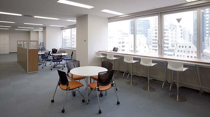 HCL JAPAN LTD./【Multipurpose space】A bright in-house communication space facing the windows.