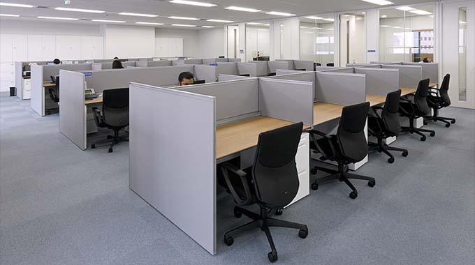 HCL JAPAN LTD./【Office area】The surfaces of the desks are coated in markless melamine which does not leave many fingerprints.