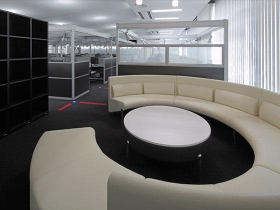 Goto Ikueikai Education Foundation Tokyo City University/【Meeting space】Circular sofas enabling people to have conversations in a relaxed atmosphere