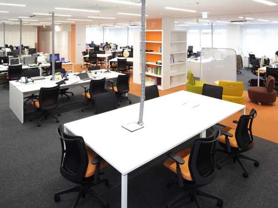 TANITA Corporation/【Office area】A non-territorial office layout that does not use an OA floor and has the wiring in the ceiling