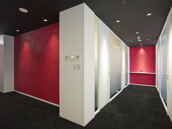 Plenus Company Limited/【Entrance area (Executive corridor - executive area)】Corridor with outside light shining in from the open executive office with glass walls