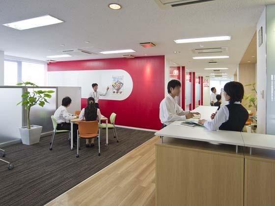 Plenus Company Limited/【Communication area (Meeting area)】Whiteboards and red wall surfaces that encourage lively meetings
