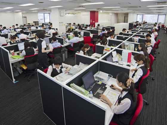 Plenus Company Limited/【Office area】An office environment in which everyone on the floor has wide view of the entire floor and can concentrate