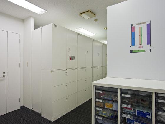 Plenus Company Limited/【Storage space (Storage area)】Desk storage spaces abolished and shared storage based on concentrated management and sign schemes adopted