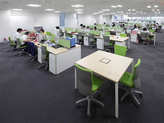 Suntory Flowers Limited/【Office area】The movable desks with four legs can normally be used alone as meeting tables, but when the number of attendees increases they can be joined to the fixed desks with the same  depth size and used as office desks.