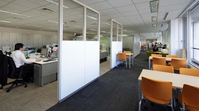 MS & AD Systems Company, Limited/【Open meeting area】Open meeting area partitioned off with white board panels