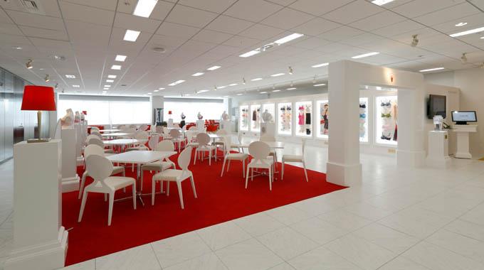 Triumph International (Japan) Ltd./【Business negotiations area】Composed of red carpets and white furniture. Music plays from the bust so users can concentrate on business negotiations without being distracted by ambient sounds.