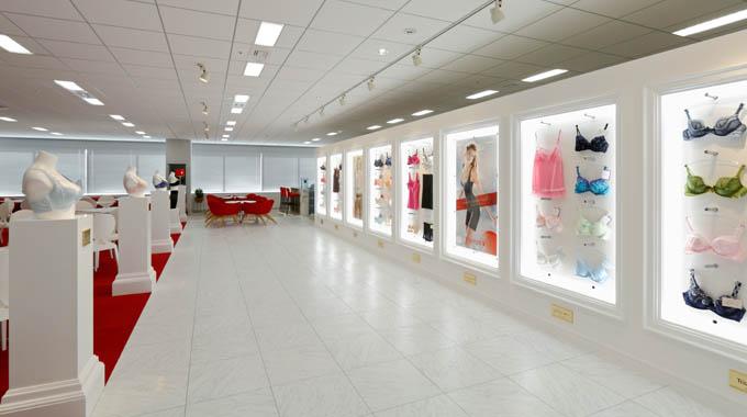 Triumph International (Japan) Ltd./【Showroom】This showroom is designed to look like a gallery and displays underwear. Busts wearing underwear are displayed in the manner of sculptures.